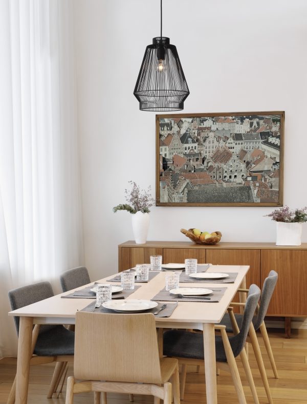 Interior,Of,A,Dining,Room,With,Large,Window,In,A